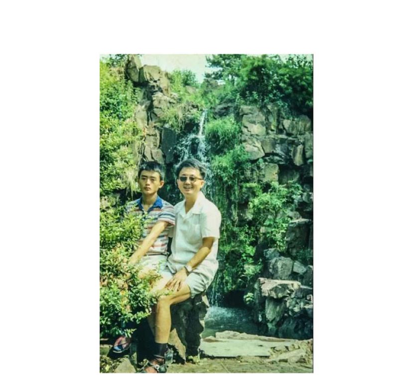 少年金晓宇与父亲合影。