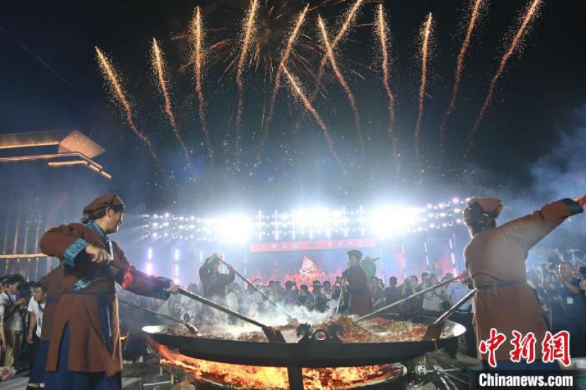 第二届山丹炒拨拉节开幕。