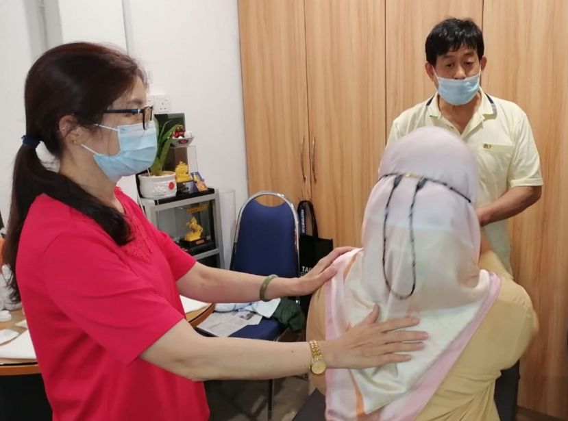 国际安康中医爱心医疗团队负责人许国模医师（右）之前为民众做义诊服务。