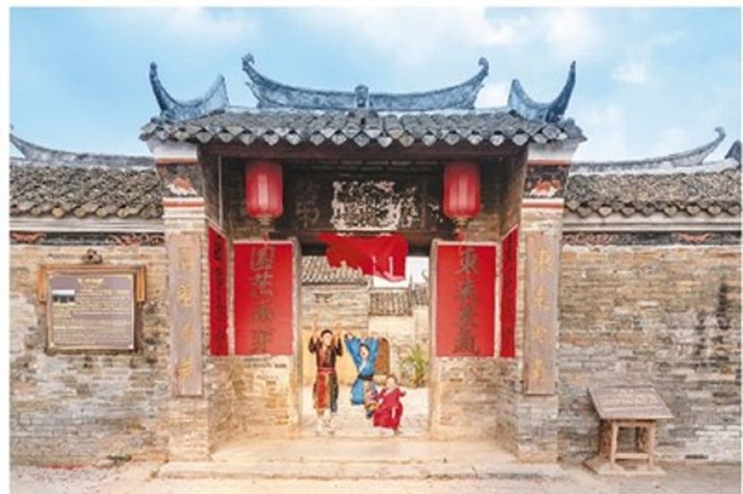 广西壮族自治区灵山县大芦村东园别墅保留着不少传世楹联。