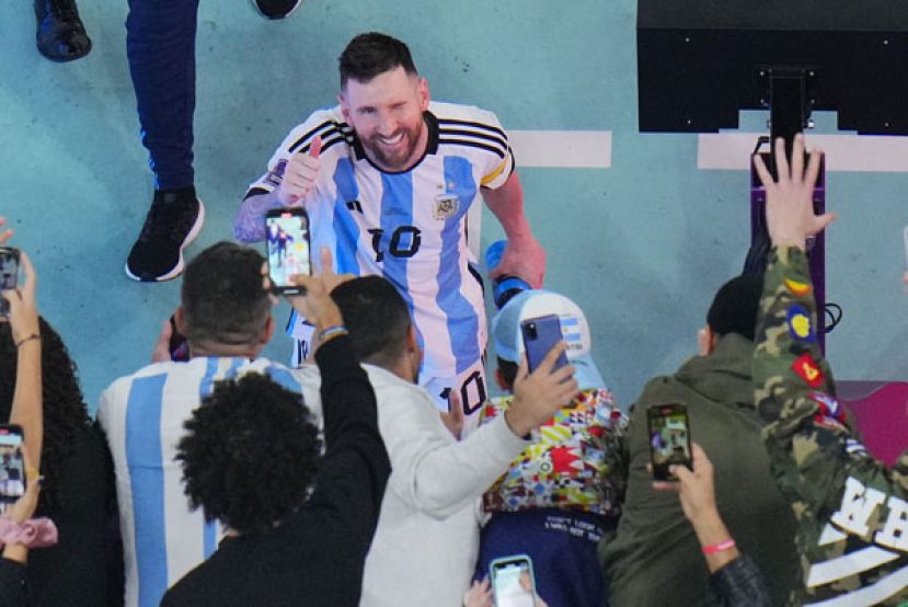 战胜克罗地亚后，梅西俏皮回应球迷支持。