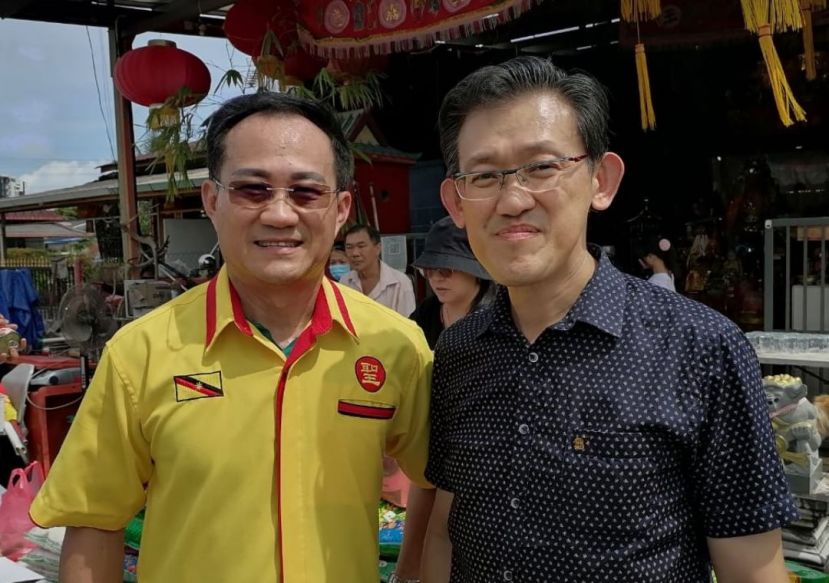 坊间社险福利觉醒推手薛华东（右）与辉盛花园广圣宫主席林志雄合影。