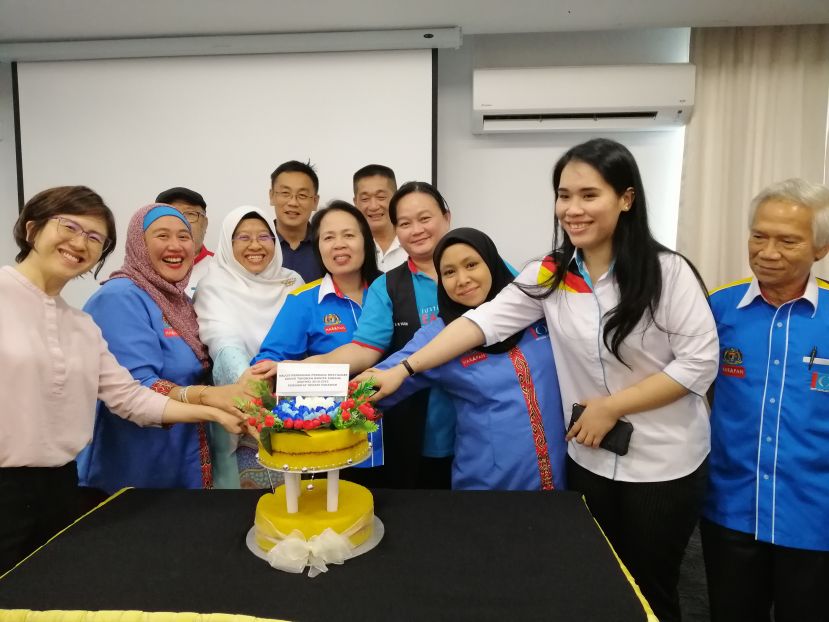 砂公正党妇女组众领袖进行切蛋糕仪式，前排左起为公正党全国妇女组秘书长颜贝倪、砂公正党妇女组主席诺哈宁、公正党全国妇女组主席哈妮扎、全国妇女组副主席温夏妮（左五）及后排左三为巴都林当区州议员施志豪。