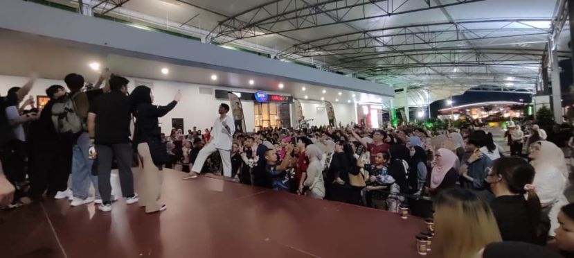 西马人气演员赛菲克凯尔昨晚现身古晋华利，与大批粉丝合影。