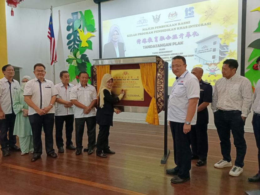 砂妇女、儿童与社区和谐部部长拿督斯里陈赛明（左六）在牌匾上签名。