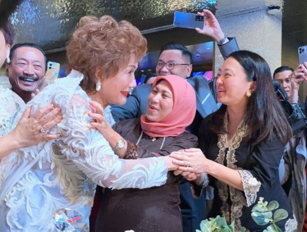 妇女、家庭及社会发展部长拿督斯里南茜苏克里（中）恭贺杨紫琼母亲拿汀谭慧珍（左）。