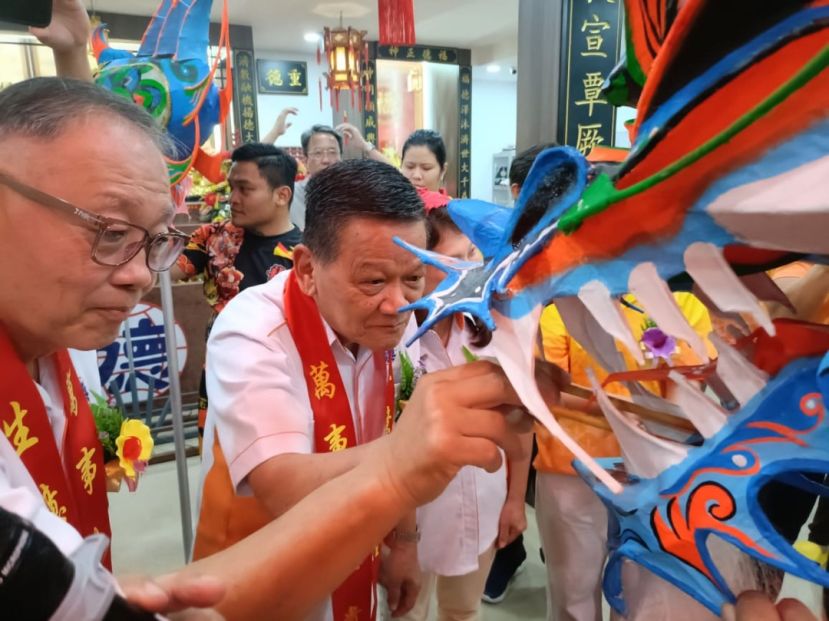 陈瑞兴（左）与龚德良俩人为济兴善社的新祥龙主持点睛开光仪式。