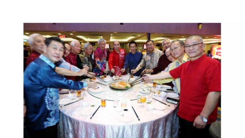 众嘉宾在隆雪中总2024甲辰新春联欢晚会，一同捞生欢庆新春佳节。