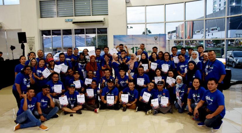 古晋站宝腾&ldquo;一缸油挑战赛&rdquo;，参加队伍与宝腾公司职员及主办当局合影。