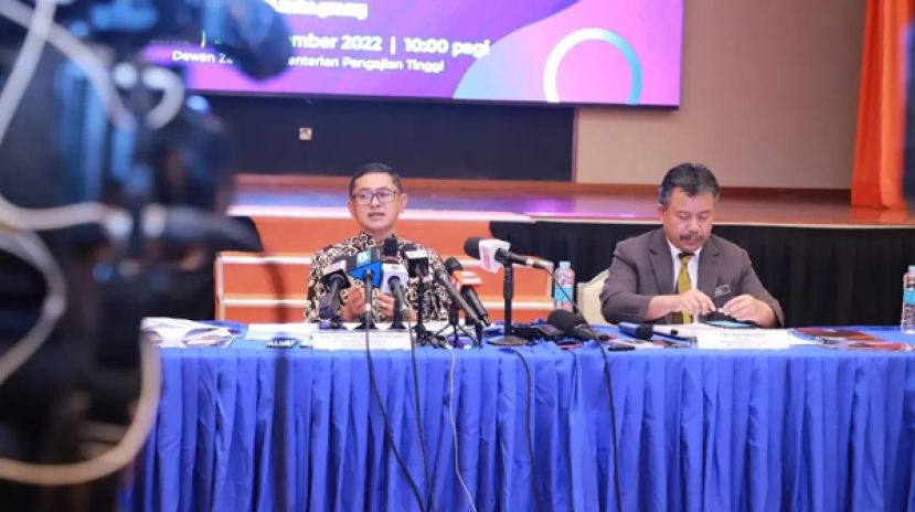 高等教育局总监拿督胡赛尼奥马（左）召开新闻发布会。