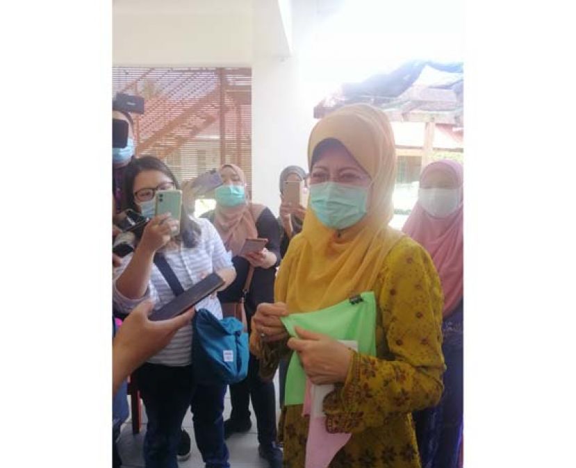 法蒂玛陈赛明展示园方特别为幼儿提供的个人手帕。