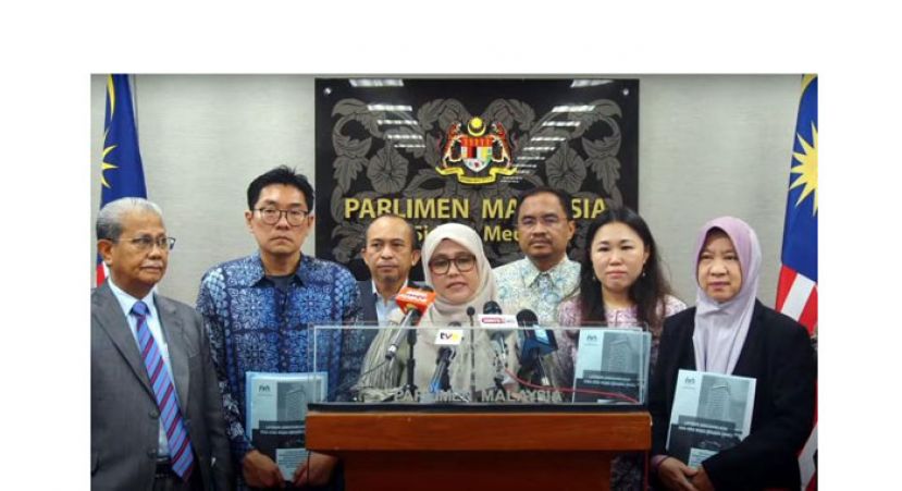 公账会主席玛丝艾米雅蒂（中）和公账会成员召开新闻发布会。