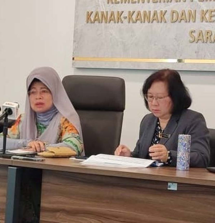 砂妇女、儿童及社区和谐部部长拿督斯里陈赛明（左）在召开新闻发布会时摄。右为常务秘书拿督陈月花。