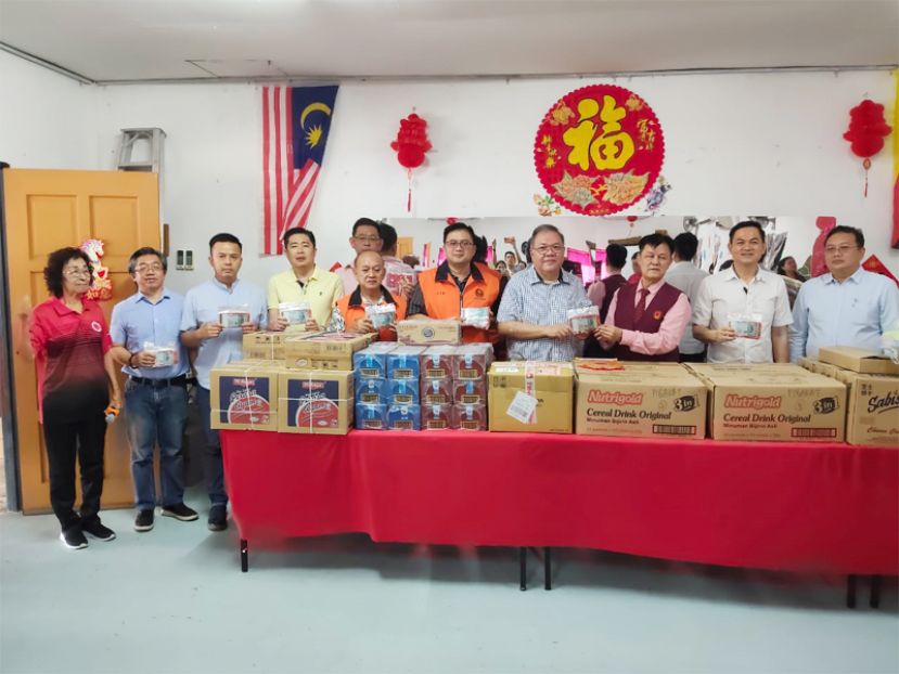 拿督黄国辉（右四）将红包移交予砂拉越特殊儿童家长协会财政张衡祥财政（右三）。左一起为砂拉越特殊儿童家长协会负责人郑新香、马中经贸组副主任翁应霖、工业组副主任邓守志、副秘书长许瑞益、农业组副主任蔡建铨、公关组主任本固鲁李开喜、农业组主任卢少奎。右一起为数字经济组主任王运才教授、数字经济组副主任陈铭。