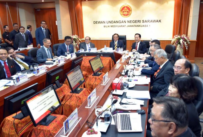 图：砂首长拿督巴丁宜阿邦佐哈里（中）出席砂咨询委员会会议。