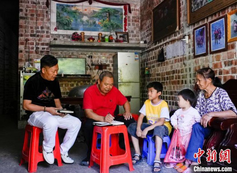 何大(左二)到学生家中家访。