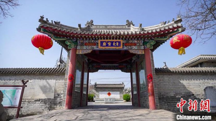 河北省遵化市马兰峪镇官房村门楼一角。