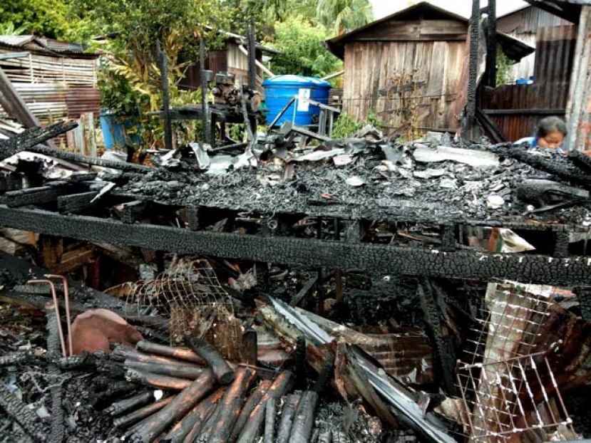 长屋3个单位的厨房被烧毁，成为废墟。