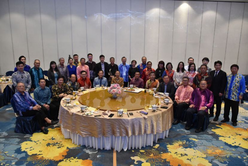 中国驻马大使馆公使唐锐（中）及中国驻古晋总领事邢伟平与砂华总理事合影。