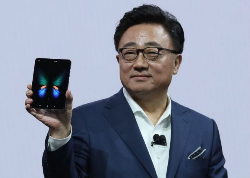 Samsung Galaxy Fold 分别配备 4.6 吋外荧幕及 7.3 吋 Infinity Flex 摺叠式荧幕。