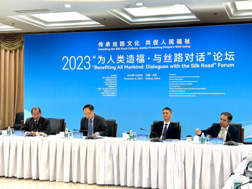北京&ldquo;为人类造福与丝路对话&rdquo;论坛上发言嘉宾，左起吴恒灿、于运全、高岸明及阿卜杜拉赫曼。