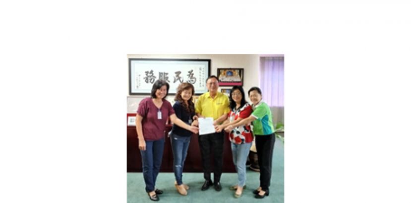 2022年晋汉连省华小现场书法比赛筹委会主席何逸菁（右二）及大会主席刘碧云（左二）礼貌拜会及移交邀请函予闭幕及颁奖仪式主宾巴都吉当区州议员罗克强时摄。