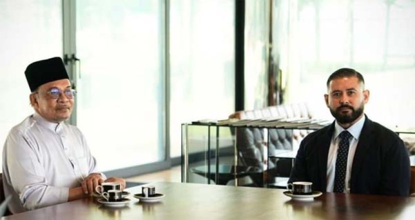 安华（左）与东姑依斯迈殿下谈国家及柔州经济发展事宜。