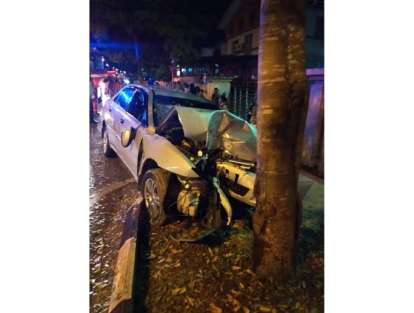 诗巫警区主任史丹利驾驶轿车爆胎，失控撞向路边大树。