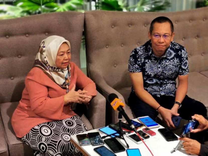 砂首长署公共传播单位总监拿督诺雅蒂（左）与助理部长阿都拉赛多（右）接受媒体访问。