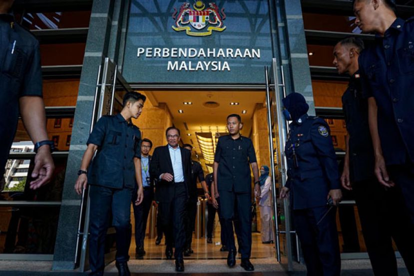 安华宣布Maybank与CIMB向水灾灾民提供6个月的延迟偿还期