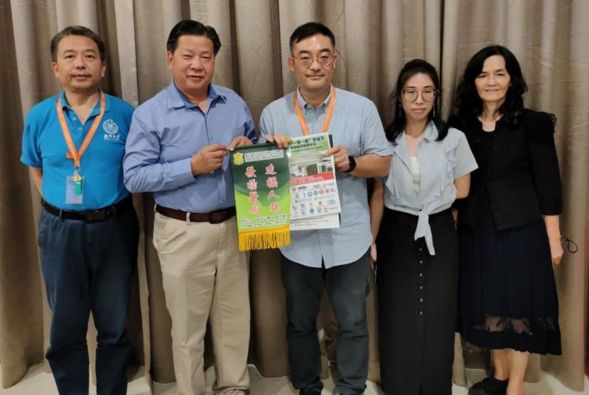  砂医总会长江宗兴（左2）赠纪念锦旗予厦门大学（马）分校 中医学院主任金渊真；右起为亞洲中医技职学院董事长叶淑霞、分校中医学院行政秘书刘姝睿；左是孟宪军副教授。