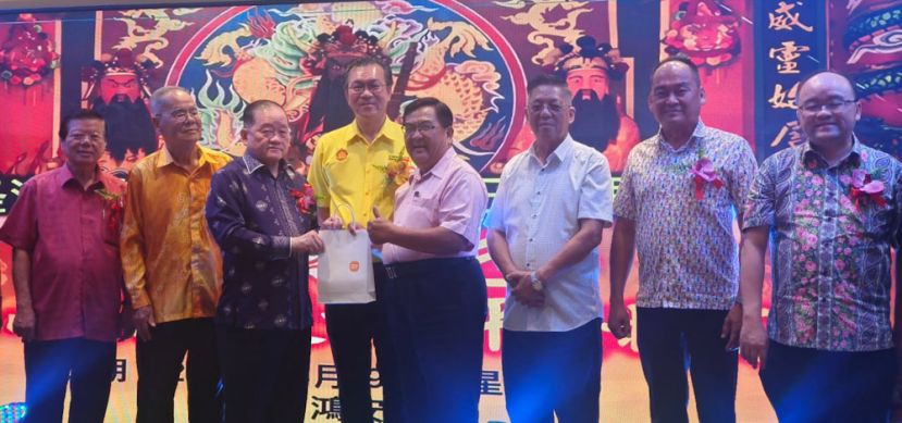 拿督斯里刘为强太平局绅(左三)颁发幸运抽奖奖品给予得奖者。