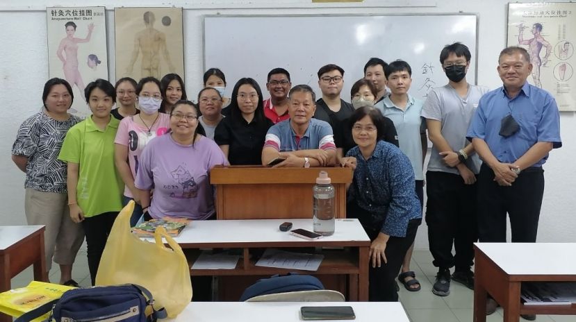 砂中医学者陈中兴（右）在槟城与槟城中医研究学院第19届学员作针灸学术交流；前排右2为针灸科老师李汉义。