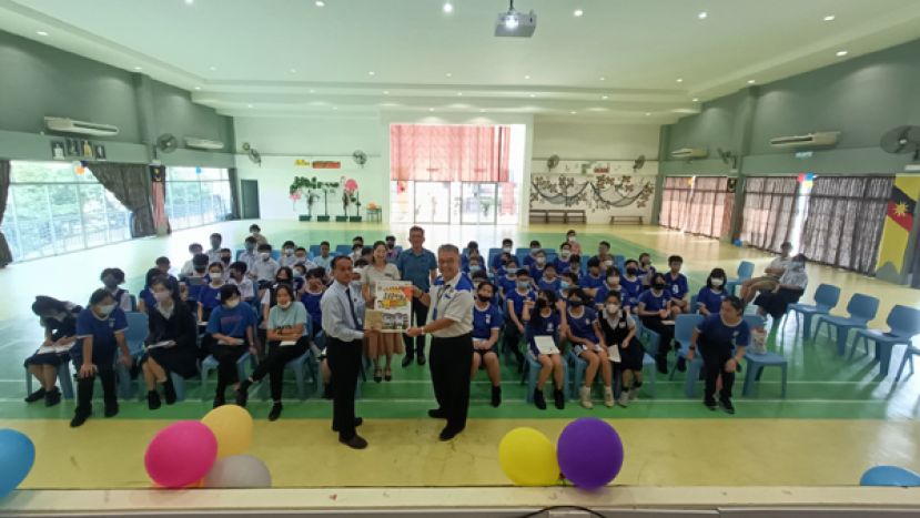 古晋中华小学第一校校长李美发赠送奖状给四中校长官晨阳，并与该校主任及小六生们一起合照。