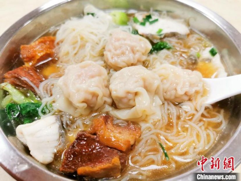 广东江门台山市某餐厅出品的牛腩鱼片云吞汤米粉。