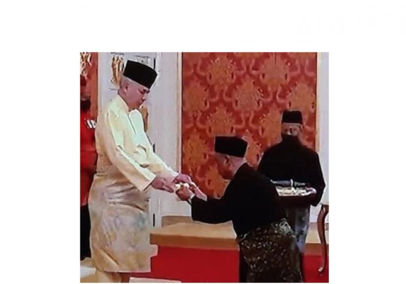 霹雳苏丹纳兹林莎（ 左）将大臣委任状交给沙拉尼。