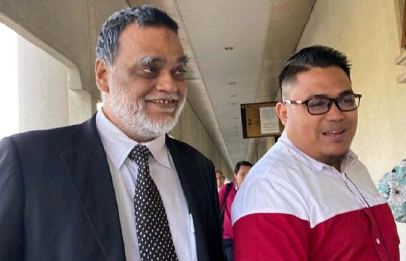 阿末赛夫(右)在律师陪同下抵达吉隆坡法庭。