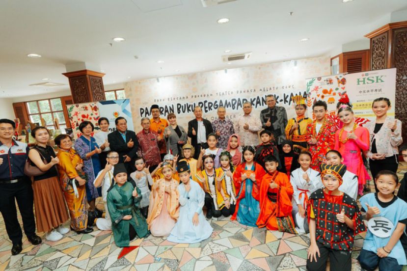 出席中与大马团结部部长大合照。