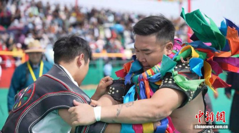 搏克手脖子上的“将嘎”飘扬。