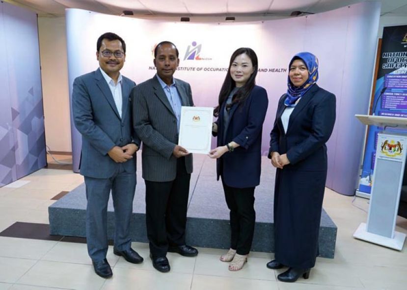 人力资源部长古拉(左二)将委任状移交给南兰区国会议员刘强燕(右二)。