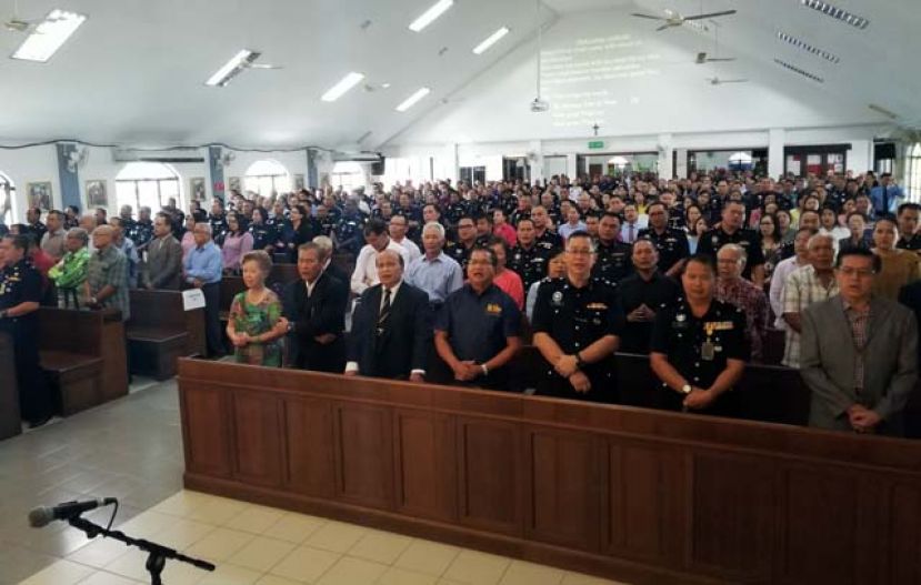 砂警察部队的基督徒参加崇拜祈祷。