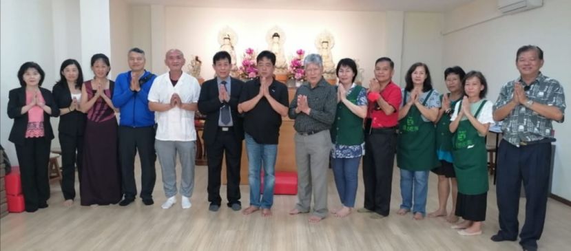  国际安康中医医疗团队负责人许国模（左6）率医师在返程前到古晋祥音精舍礼佛；左7起为毕打拿忠福宫义诊筹委大会主席许义华、祥音精舍主席黄松熙、总务吴普合等人。