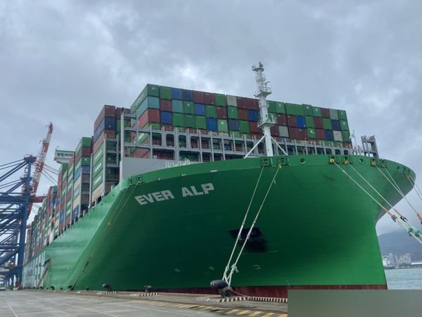 长荣2.4万TEU长岳轮内部。