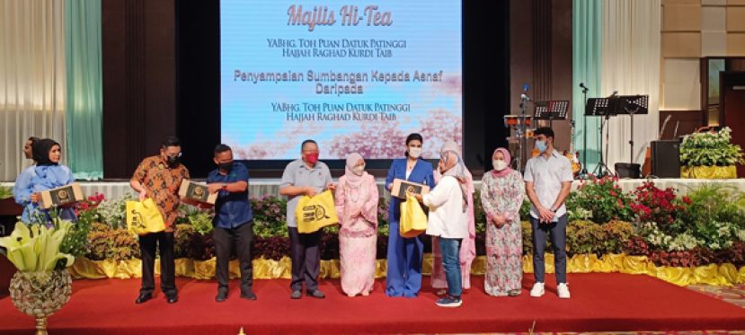 砂州元首后移交捐款予多个机构及低收入家庭