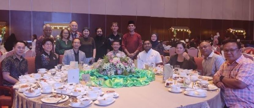 马来西亚旅游总会砂分会今晚举办的开斋晚宴。前排右五起为该会主席朱昌丰、大马旅游总会主席王振添以及莫维娜和新届理事合影。