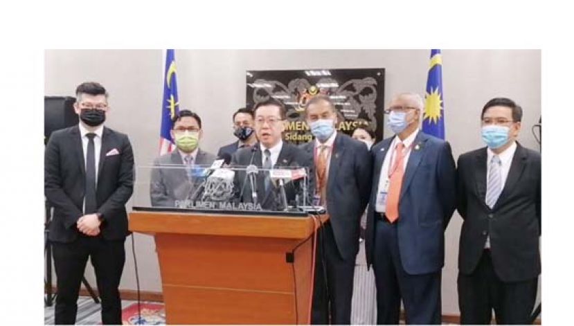 林冠英与希盟领袖召开记者会，旁为拿督斯里祖基菲里。