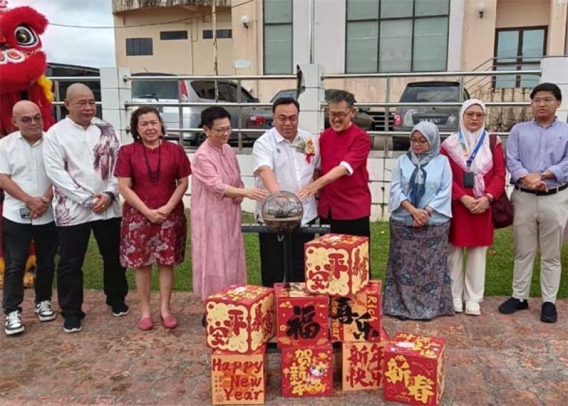 北市市长希尔米（中）与北市行政委员薛华东（右4）、盐材港民众联谊会会长甲必丹蔡枂蓉（左4）主持青草路春节亮灯仪式。左起为黄昭信市议员、吴豪忠、甲必丹何月明等人。