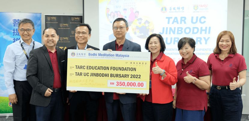 《拉曼理工大学金菩提助学金》35万令吉模拟支票移交仪式，左起为石家裕、文俊、李仕伟、灵山、富瀚、东草及文佑。
