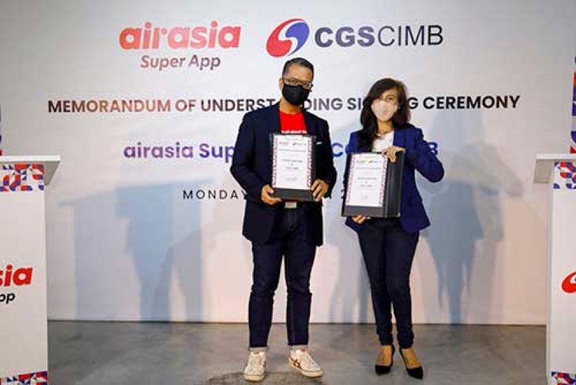 airasia Super App 的首席金融科技官 Mohamad Hafidz Mohd Fadzil（左）和 CGS-CIMB 证券的首席执行官 Ruzi Rani Ajith 于今天的新闻发布会上签署了谅解备忘录。