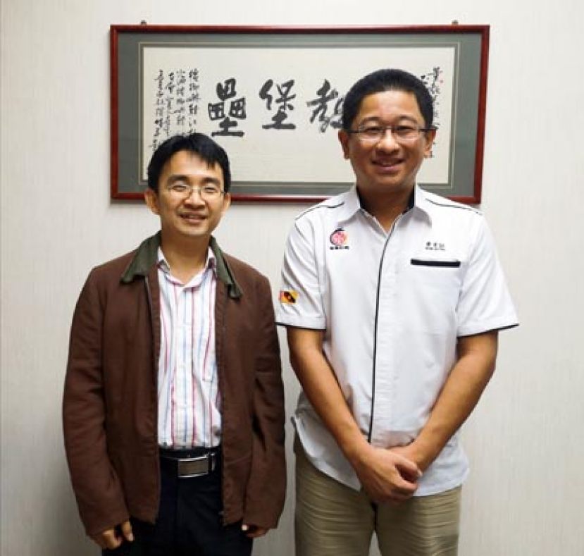 留华砂总总会长黄首詠与董总执行长梁胜义深刻交流后合影。